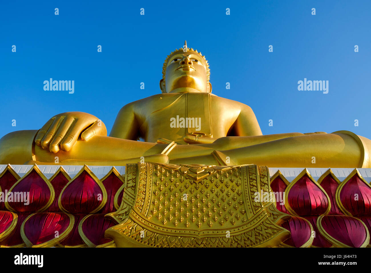 Statue de Bouddha assis géant sur le toit de temple Wat Lam Duan, Nong Khai, Isan, Thaïlande. Banque D'Images