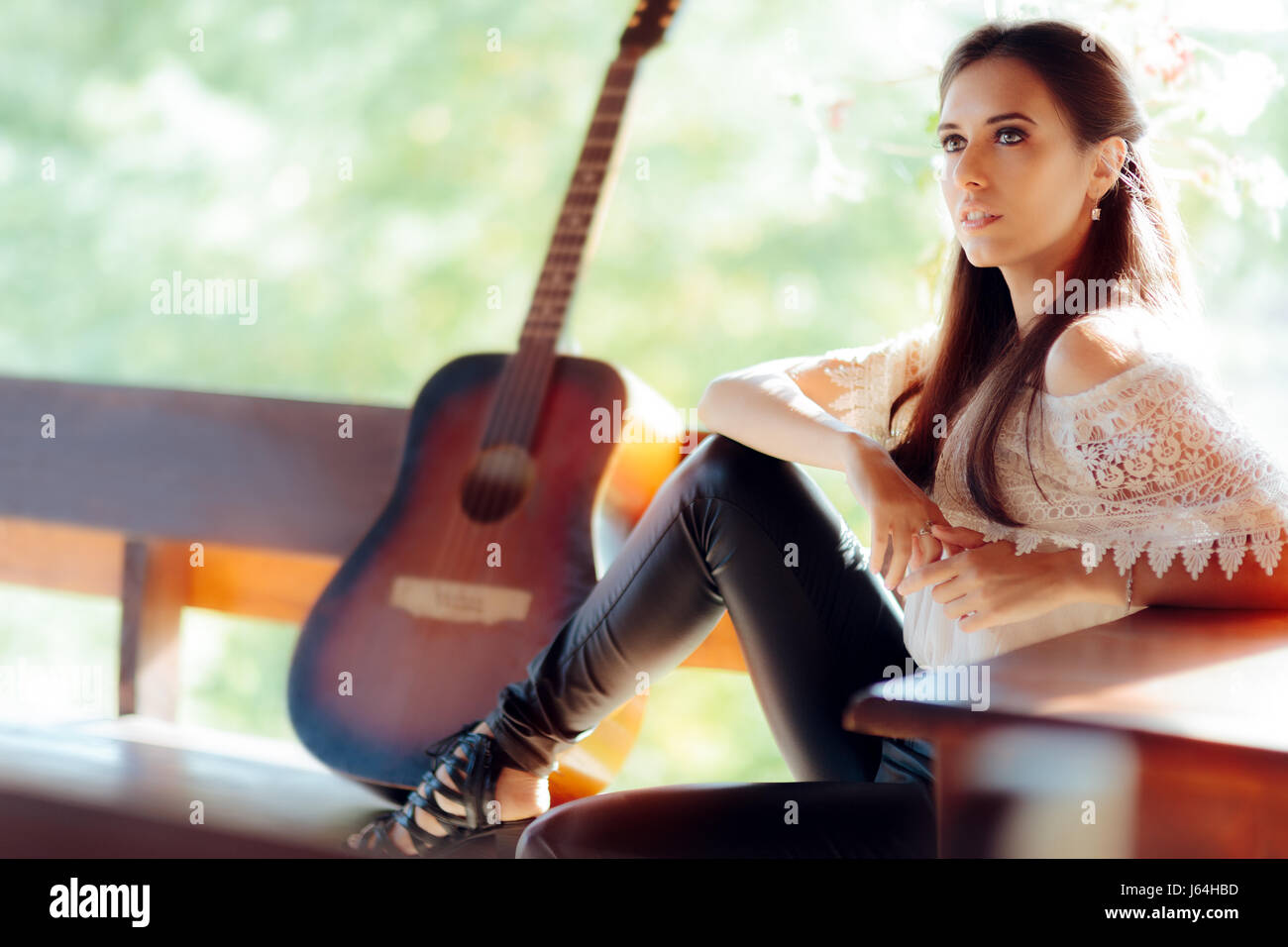 Portrait d'une belle femme à côté de sa guitare Banque D'Images