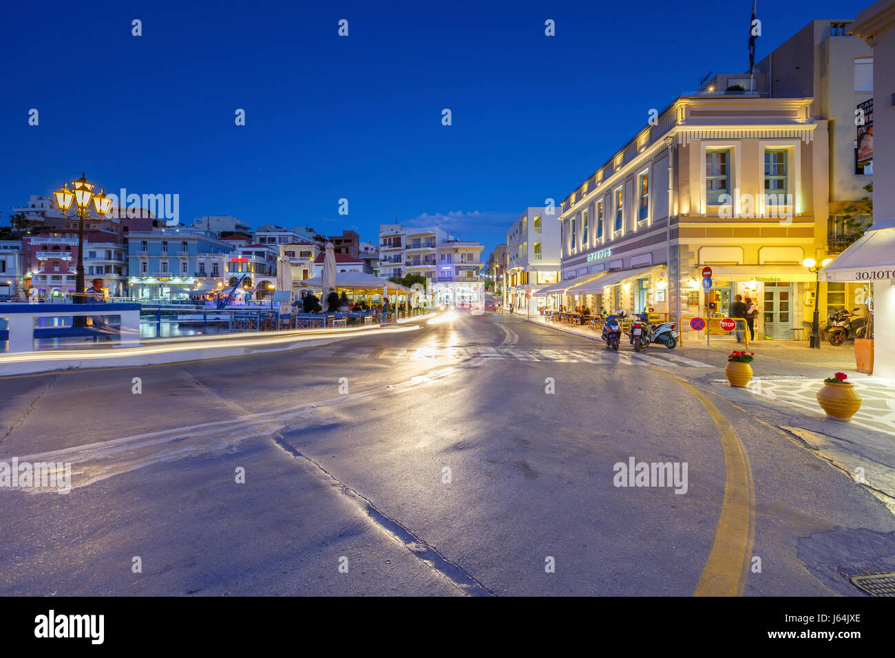 Voir la soirée des agios Nikolaos et de son port, Crète, Grèce. Banque D'Images