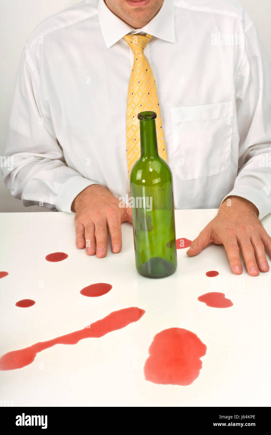 Bouteille d'alcool de vin chemise cravate homme problèmes de dépendance  dépendance calice en verre Photo Stock - Alamy
