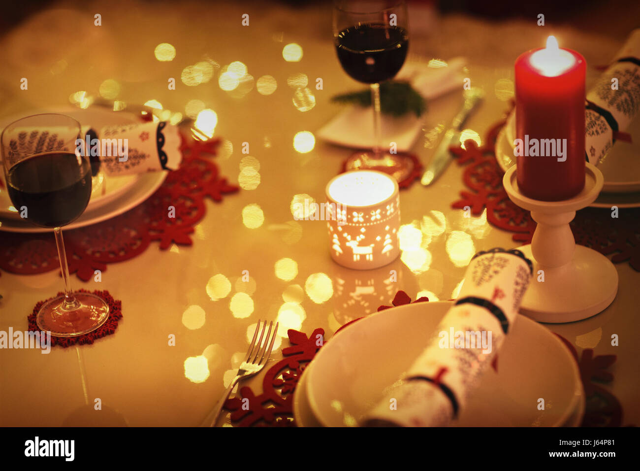 Le vin rouge et les bougies sur la table de dîner de Noël Banque D'Images