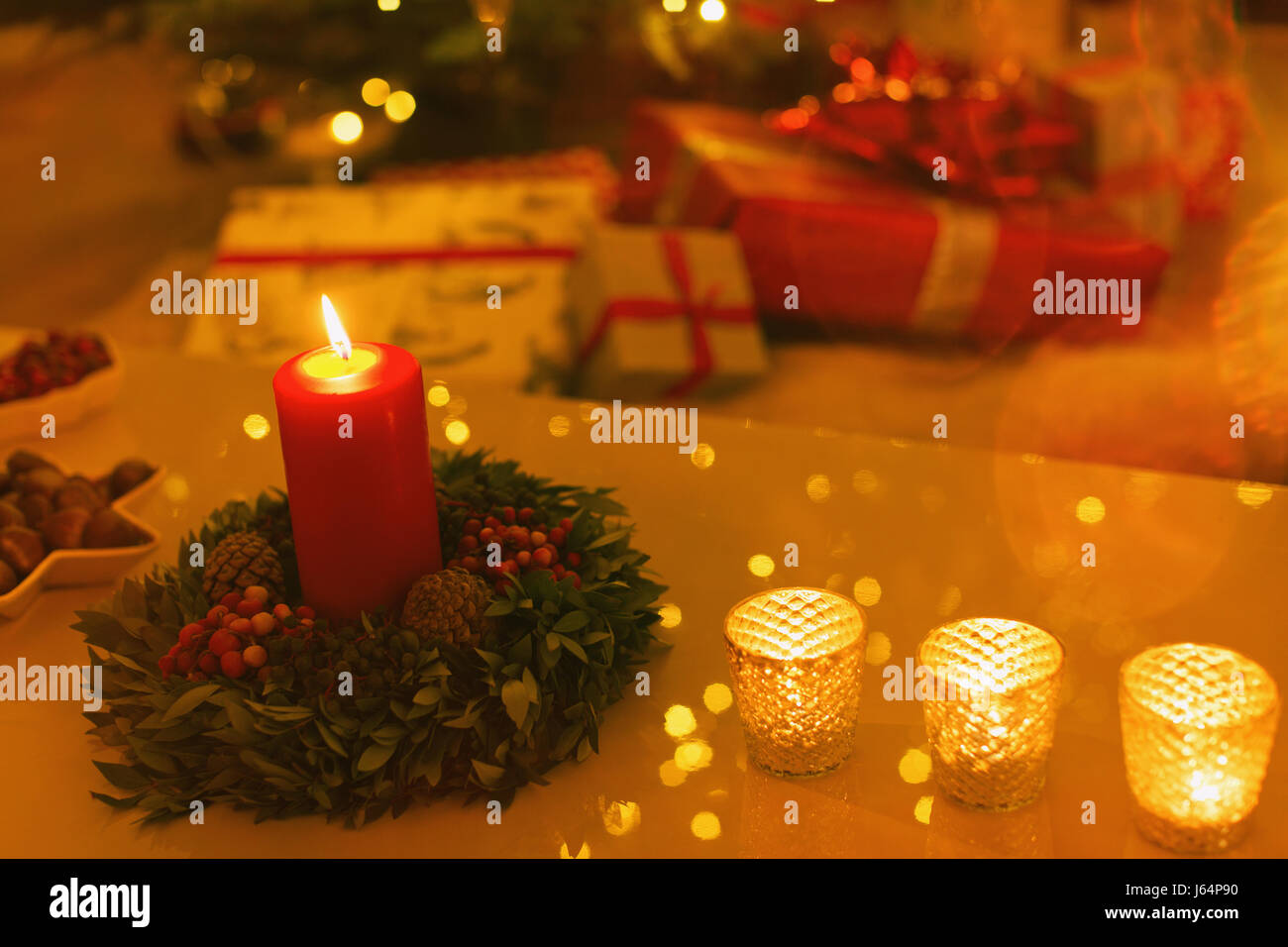 Bougies de table de Noël sur l'air ambiant Banque D'Images