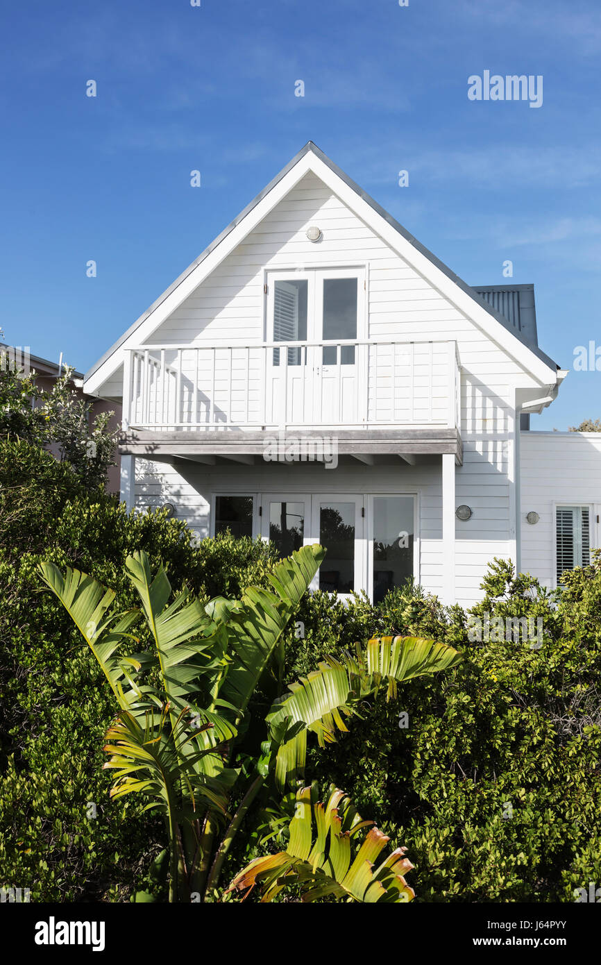 Balcon sur blanc home vitrine extérieur au-delà de la couverture verte Banque D'Images