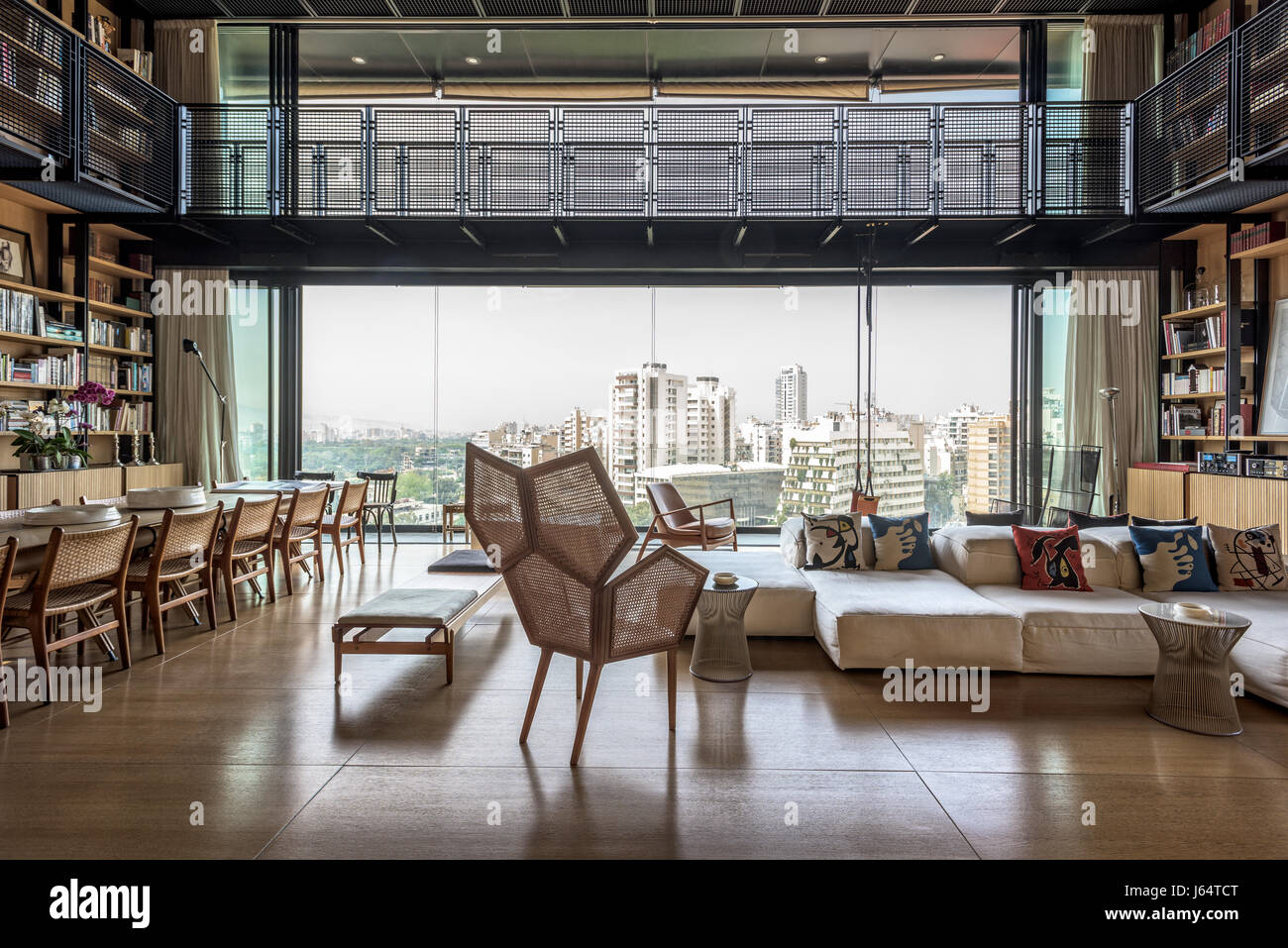 Spacieuse chambre double-hauteur salon avec une vue sur Beyrouth. Le fauteuil est en forme pentagonale caned par Philippe Bestenheider et le canapé modulaire par Peir Banque D'Images