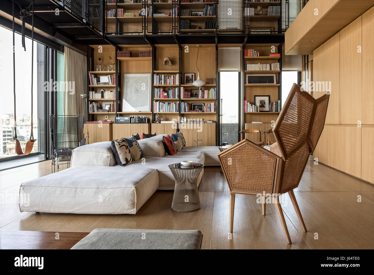 Spacieuse chambre double-hauteur salon avec une vue sur Beyrouth. Le fauteuil est en forme pentagonale caned par Philippe Bestenheider et le canapé modulaire par Peir Banque D'Images