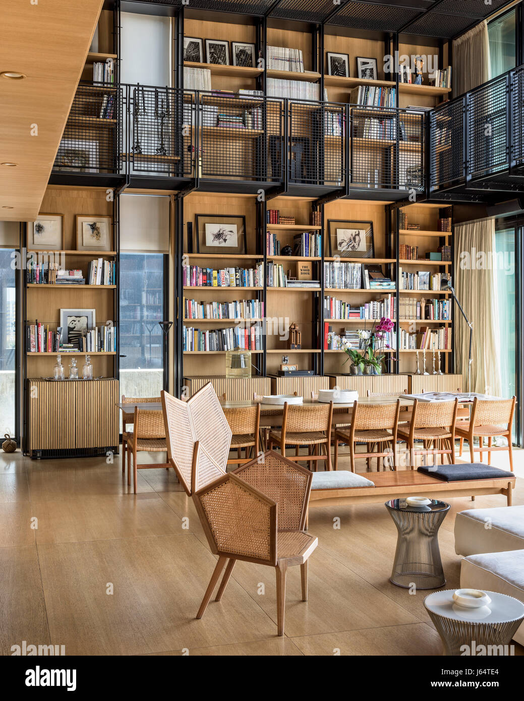 Spacieuse chambre double-hauteur salon avec fauteuil de canne de forme pentagonale par Philippe Bestenheider. La table à manger a été conçu par Bernard Khoury et Banque D'Images