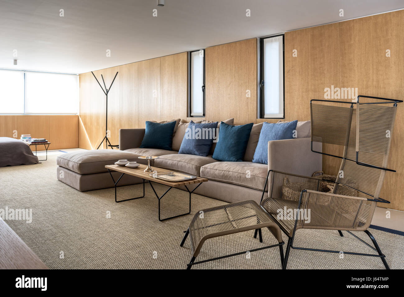 Chambre décloisonnée et un coin salon. Le cordon tissé et de l'acier est un fauteuil par Dogg & Arnved pour Ligne Roset. Le soafs ont été conçues par Nathalie Khoury. Banque D'Images