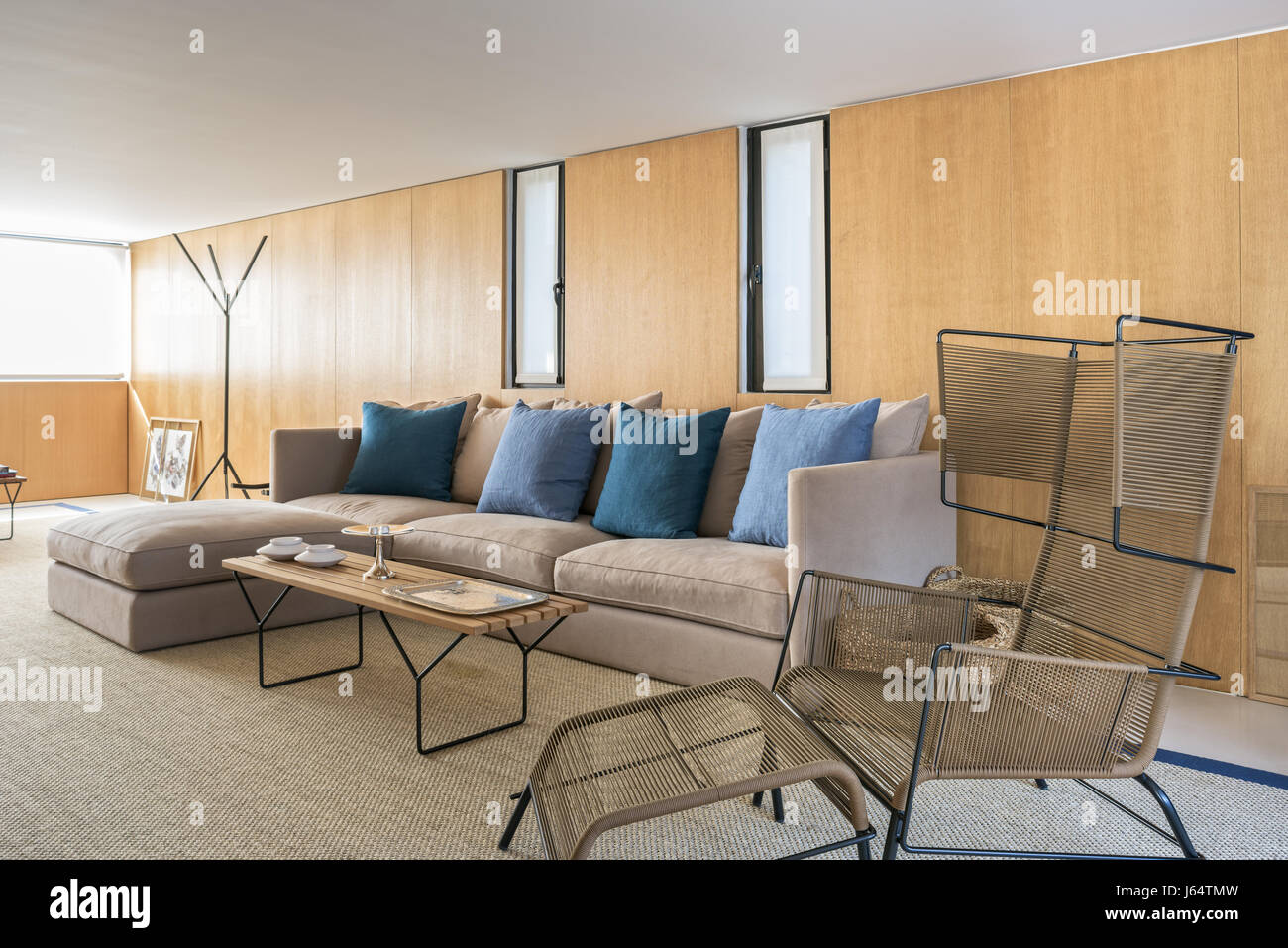Chambre décloisonnée et un coin salon. Le cordon tissé et de l'acier est un fauteuil par Dogg & Arnved pour Ligne Roset. Le soafs ont été conçues par Nathalie Khoury. Banque D'Images