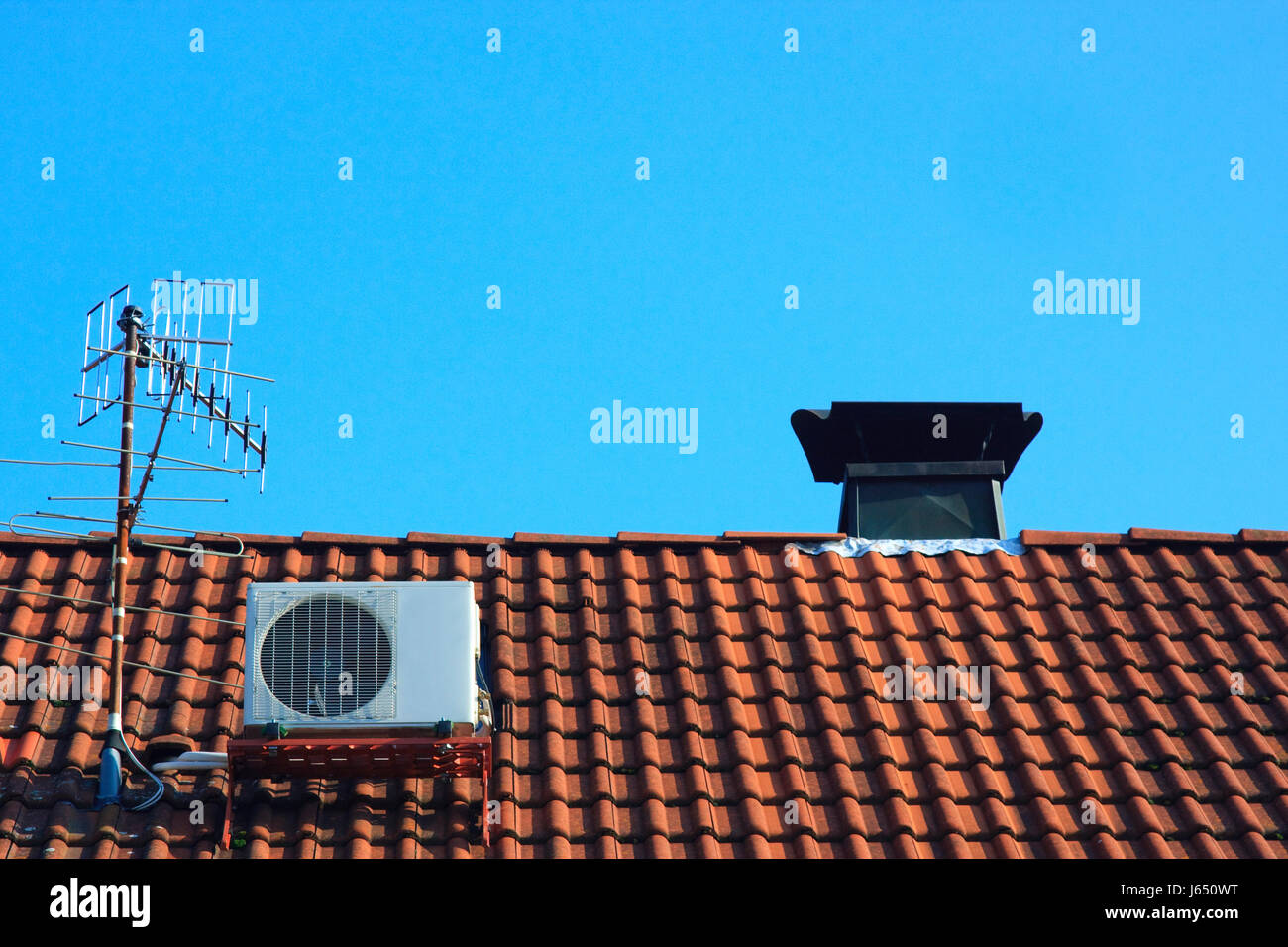 Tuyau de cheminée tuile antenne conduit de cheminée d'air climatisation sur  le toit Photo Stock - Alamy