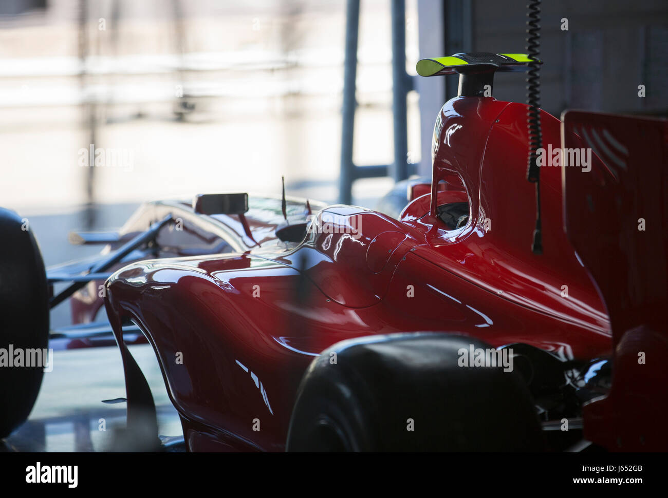 Voiture de course de Formule 1 rouge en garage de réparation Banque D'Images