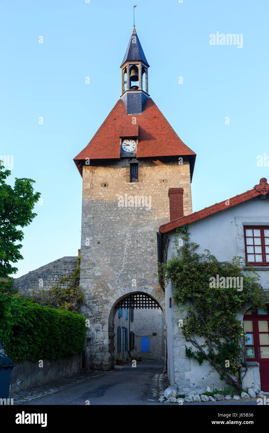 France, Allier, Charroux, étiqueté les plus Beaux villages de France, porte ouest également appelée porte de l'horloge ou beffroi Banque D'Images