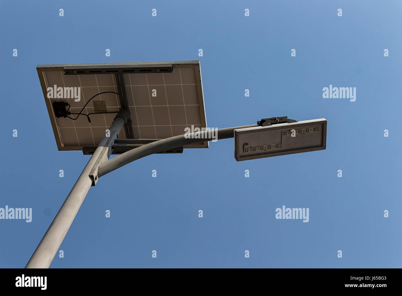 Panneau solaire et LED lampe rue pole on blue sky Banque D'Images