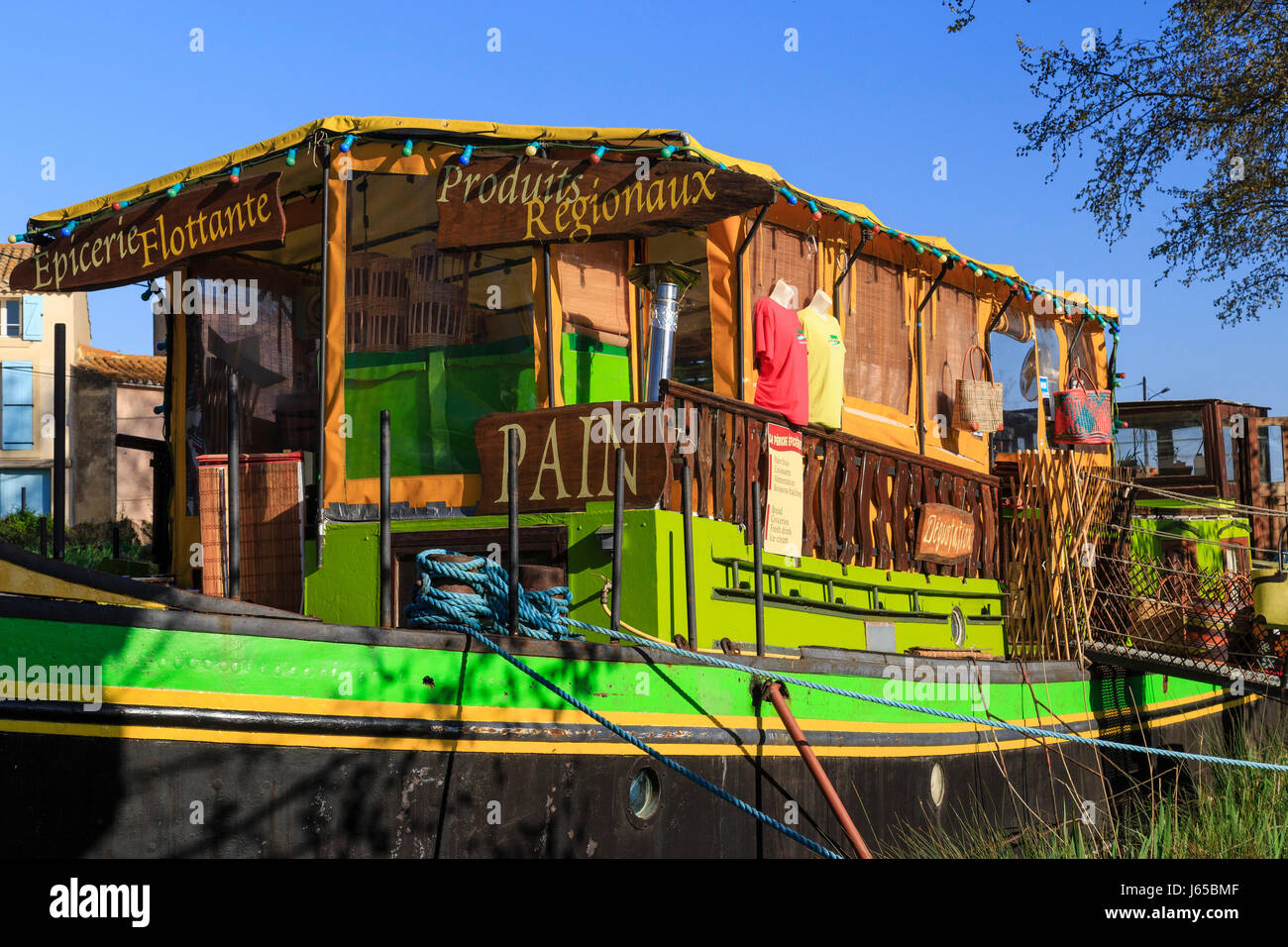 France, Aude, le Somail, le port de la rivière Somail sur le canal du midi classé au patrimoine mondial de l'UNESCO, Tamata la barge Grocery Banque D'Images