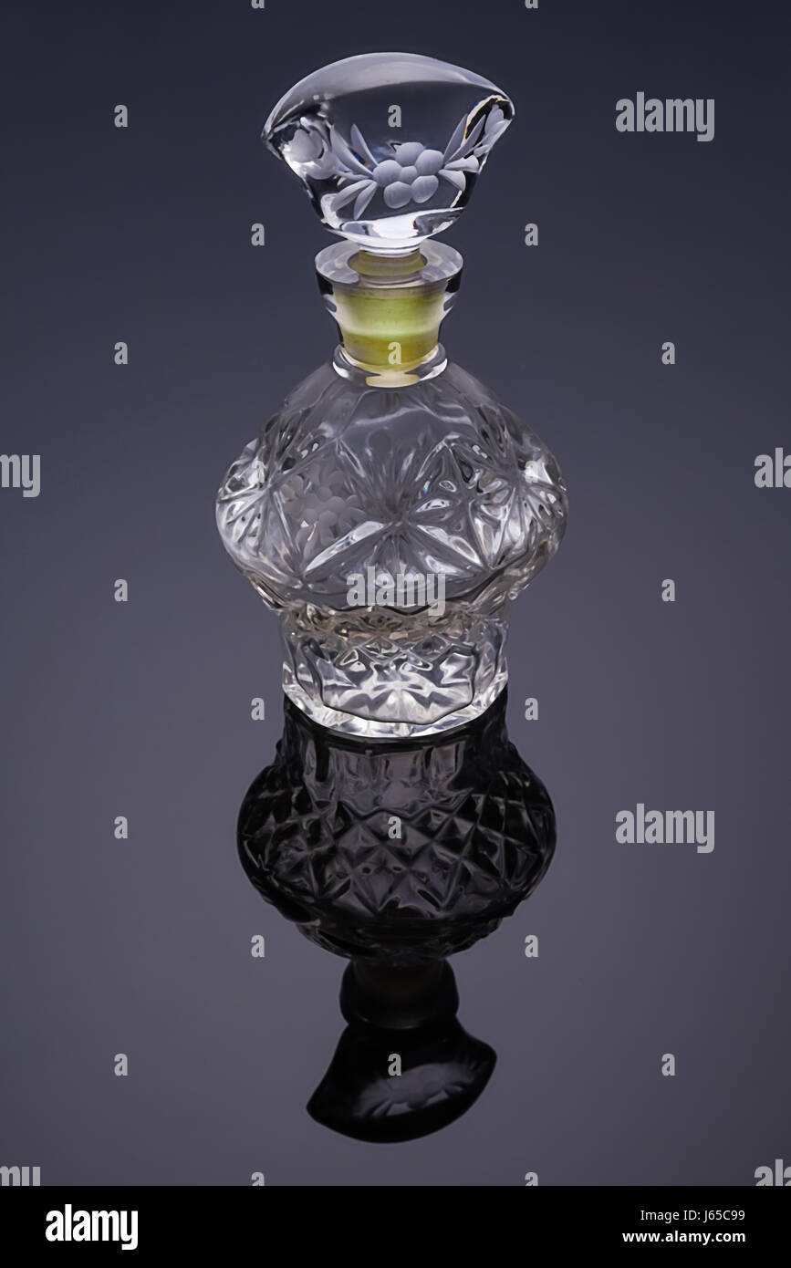 Couper le verre vide unique petite bouteille de cristal ou fiole avec décor motif floral bleu sur fond gris. Flask destinés pour l'indoor dec Banque D'Images