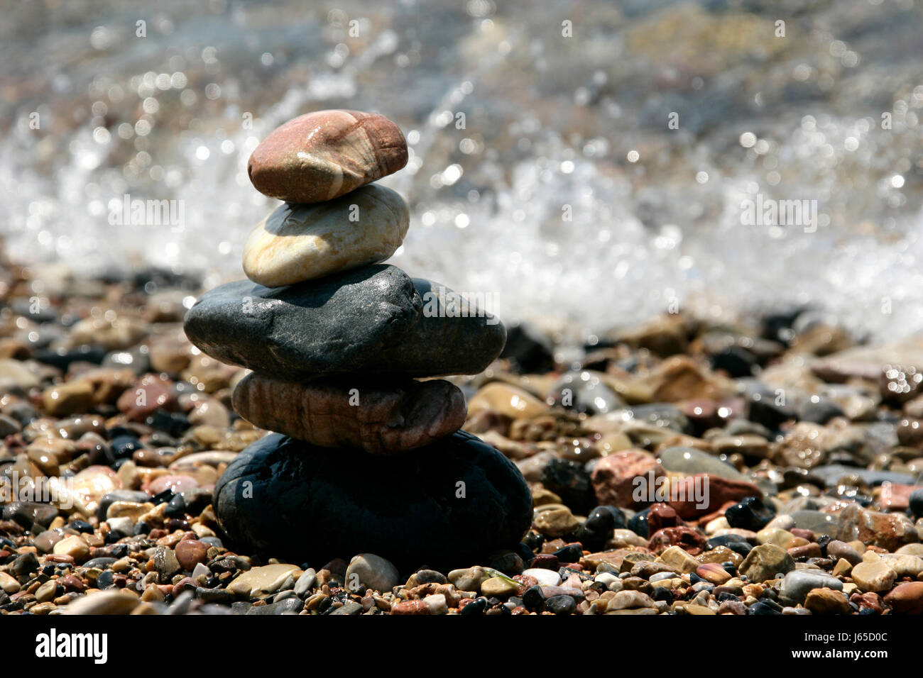 La plage de bord de plage de pierre mer vague rock galets belle balance Banque D'Images