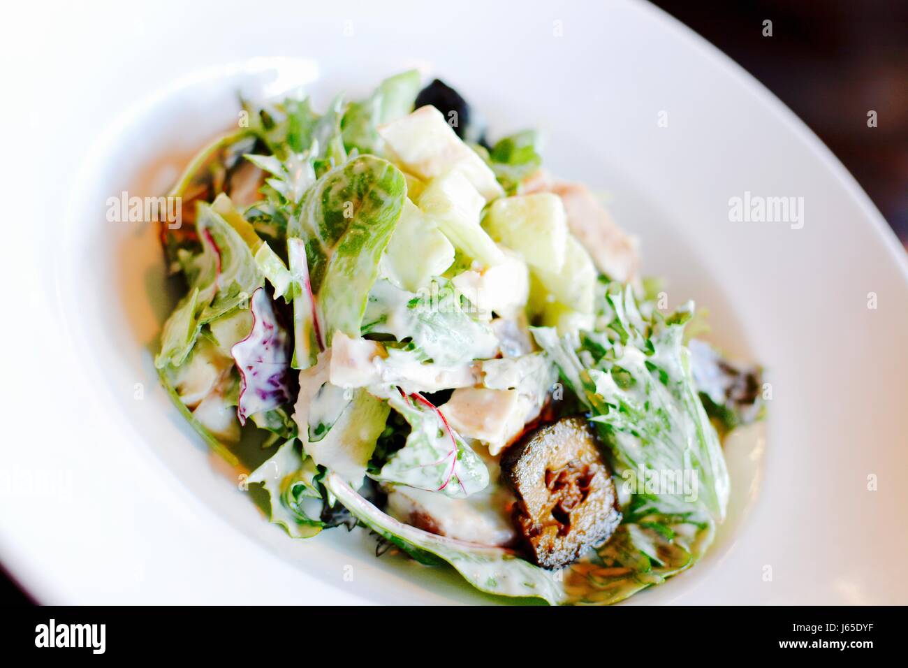 Salade Waldorf avec laitue, pomme, noix marinées dans une vinaigrette crémeuse - filtre appliqué Banque D'Images