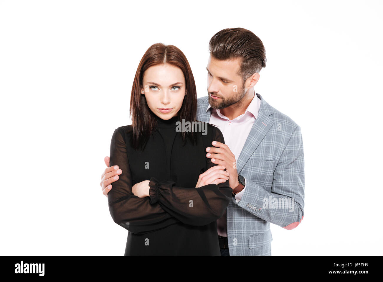 Image de l'offensé jeune couple aimant isolés sur fond blanc. À côté. Demandez à l'homme pour s'excuser. Banque D'Images