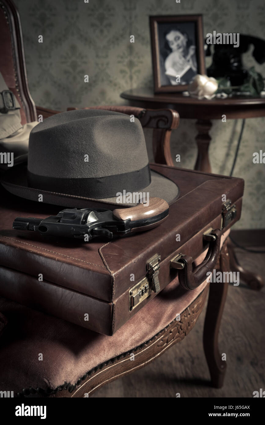 Asde avec porte-documents, hat and gun, vintage intérieur sur l'arrière-plan. Banque D'Images