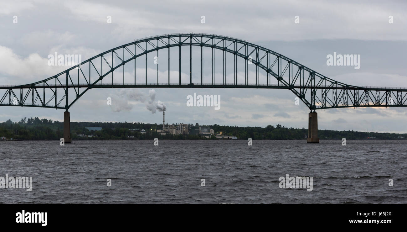 Traversée du Pont du centenaire de la rivière Miramichi, Miramichi, Nouveau-Brunswick, Canada Banque D'Images