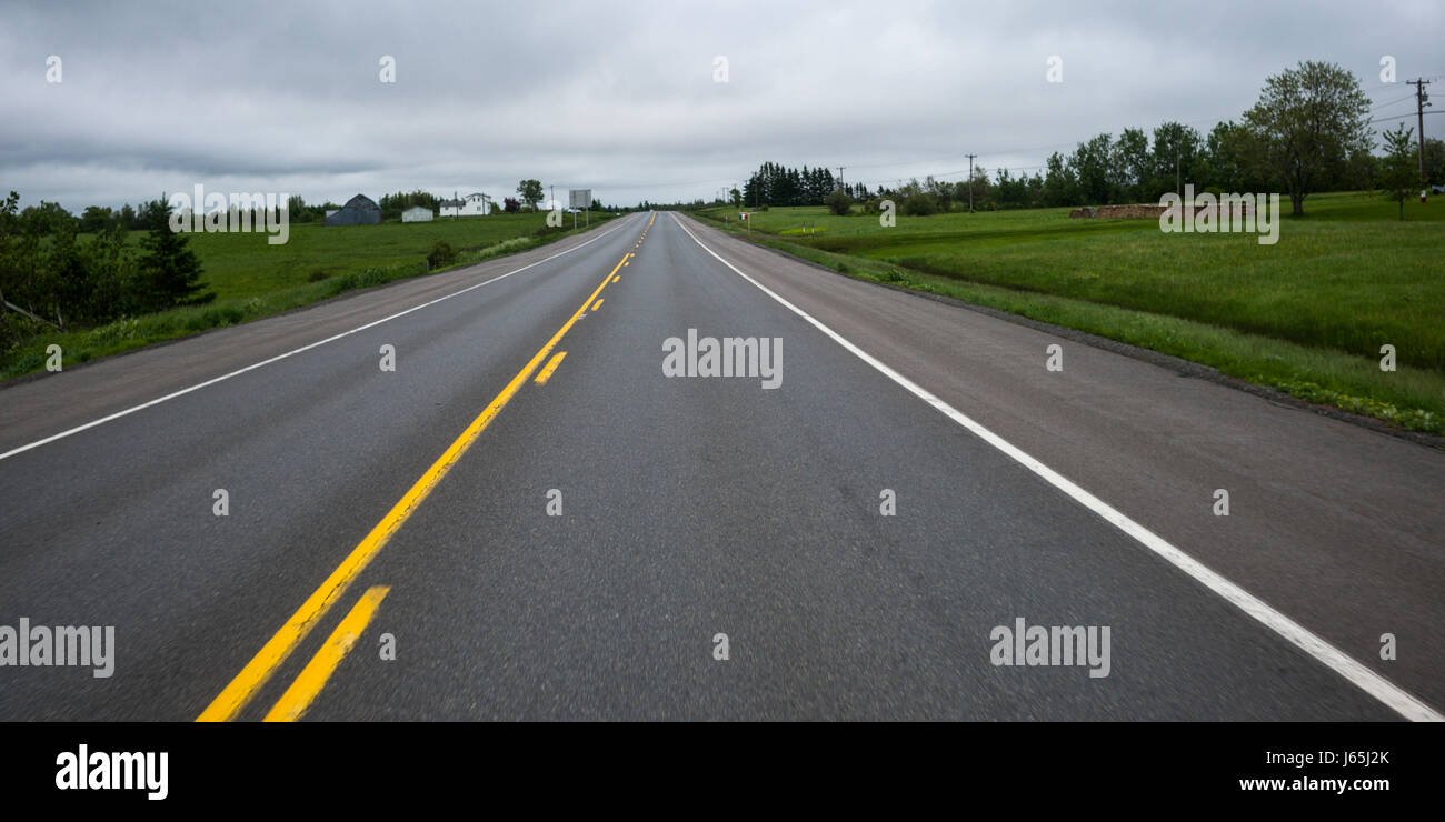 Vue panoramique sur route en passant par l'intermédiaire du paysage rural, Nouveau Brunswick, Canada Banque D'Images