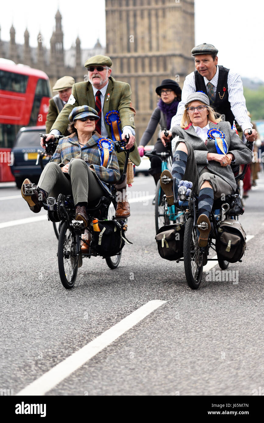 Tweed Run cyclistes participants à Londres traversant le pont Westminster en passant par les chambres du Parlement Banque D'Images