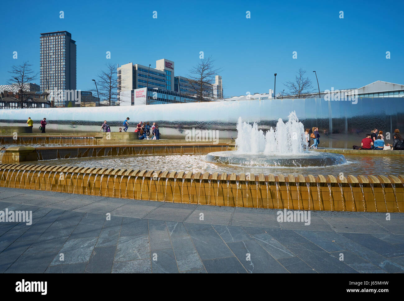 Pointe en acier inoxydable et de l'eau Sculpture fontaines, la place de la Gerbe, Sheffield, South Yorkshire, Angleterre Banque D'Images