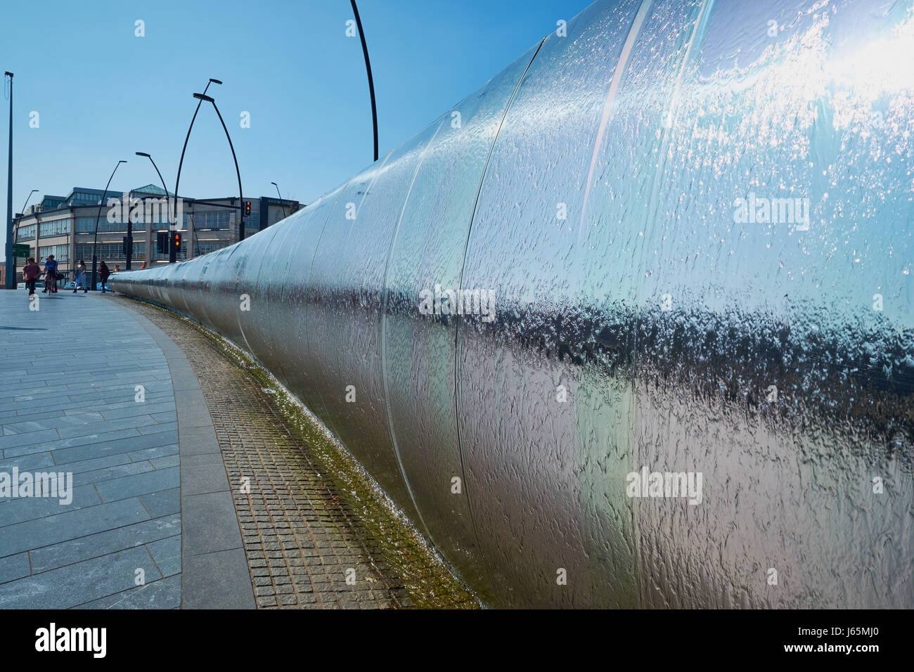 La pointe de ses sculptures en acier inoxydable avec Sheffield, Sheffield Square, gerbe, South Yorkshire, Angleterre Banque D'Images