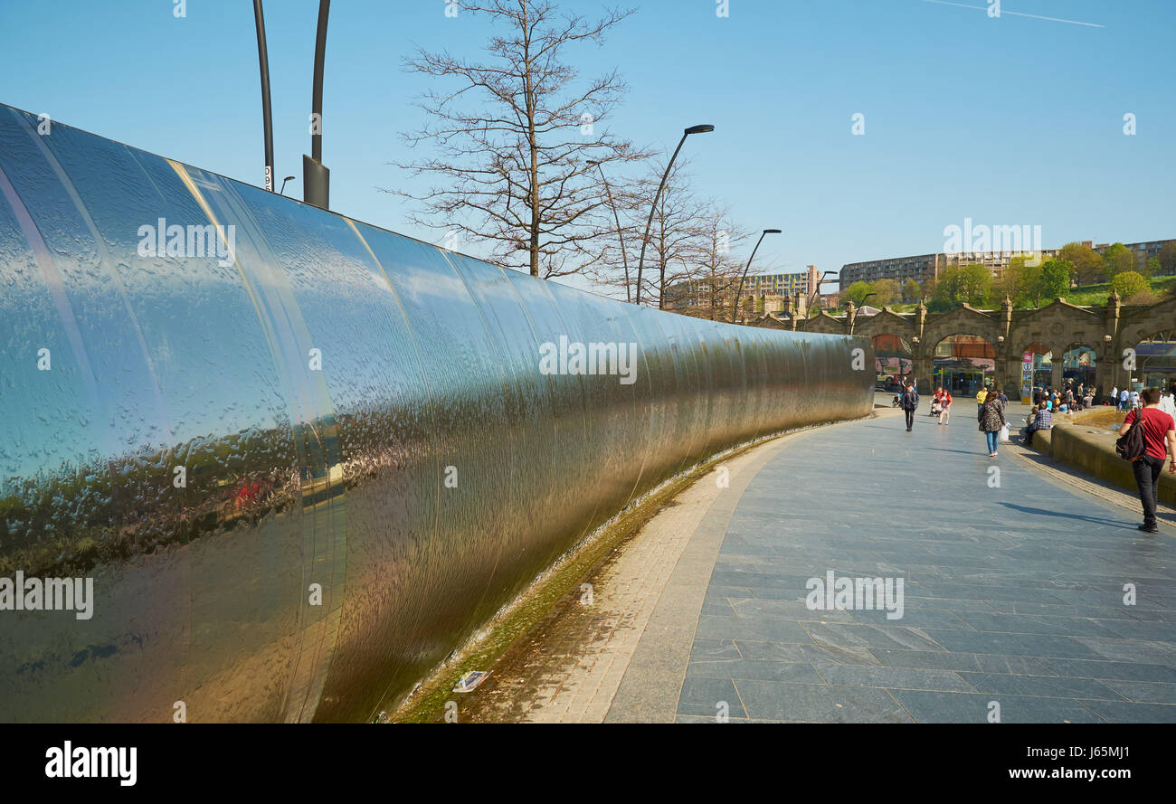 La pointe de ses sculptures en acier inoxydable avec Sheffield, Sheffield Square, gerbe, South Yorkshire, Angleterre Banque D'Images