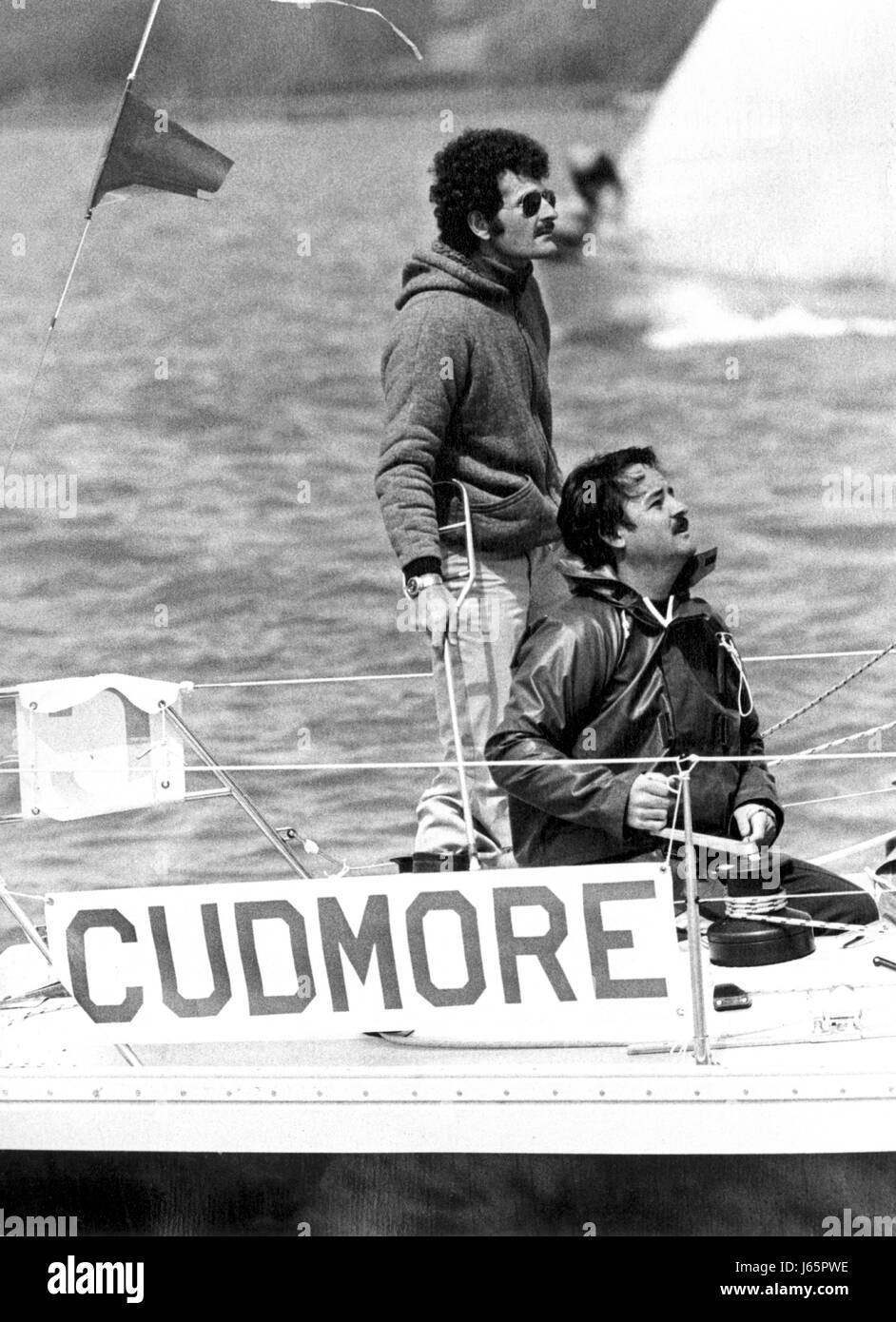 AJAXNETPHOTO. 10ème avril,1983. LYMINGTON, Angleterre. - ROYAL LYMINGTON CUP - HAROLD CUDMORE (GO) À LA BARRE D'UN OFFICIER DE SERVICE34. PHOTO:JONATHAN EASTLAND/AJAX REF:830410 1 3 Banque D'Images