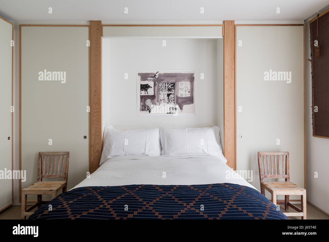 Zen-comme chambre avec laminé blanc et le chêne, comme couverture de lit textile africaine Banque D'Images