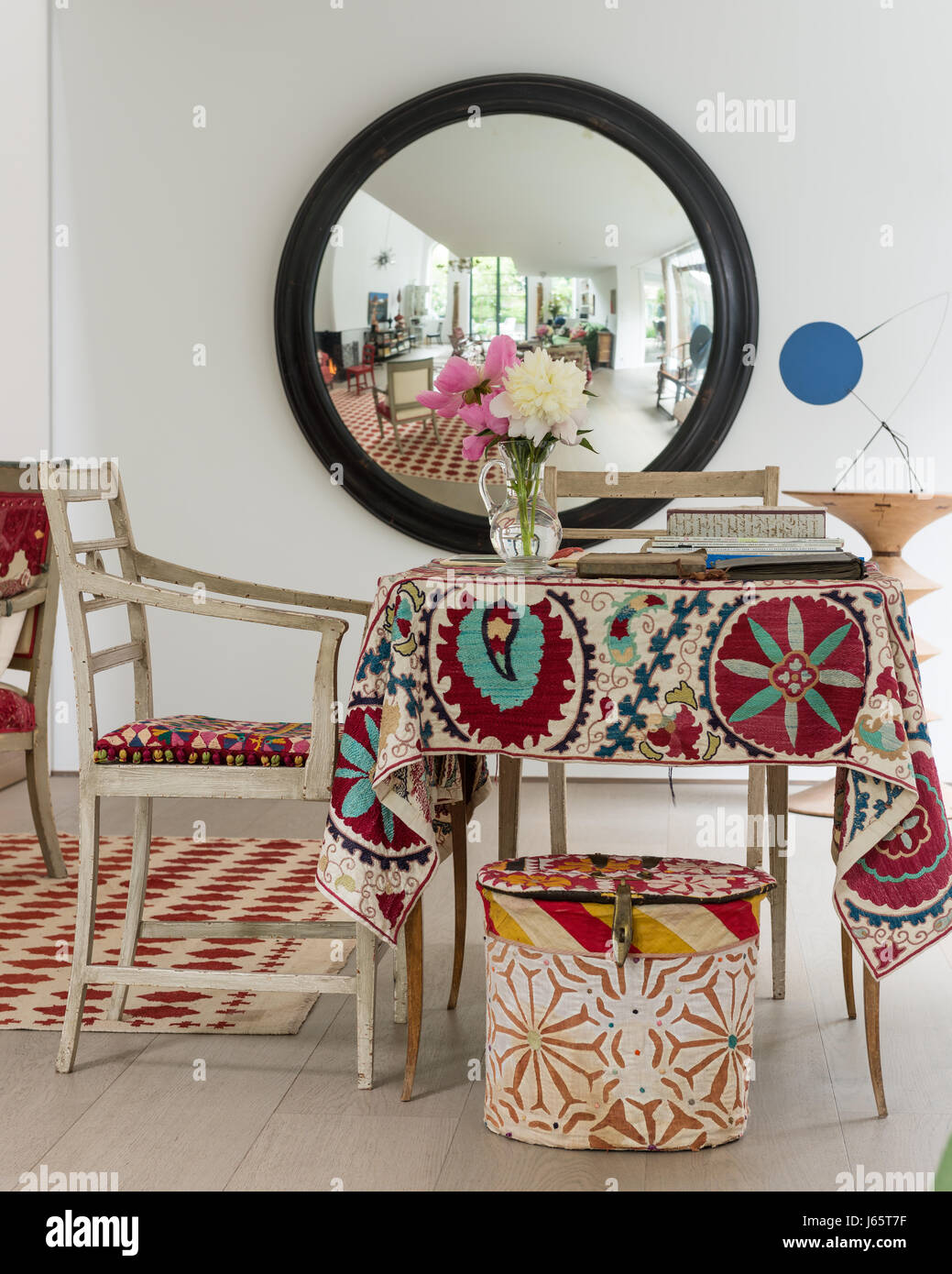 Grand miroir convexe avec de vieux textiles ajoutant de la couleur Banque D'Images