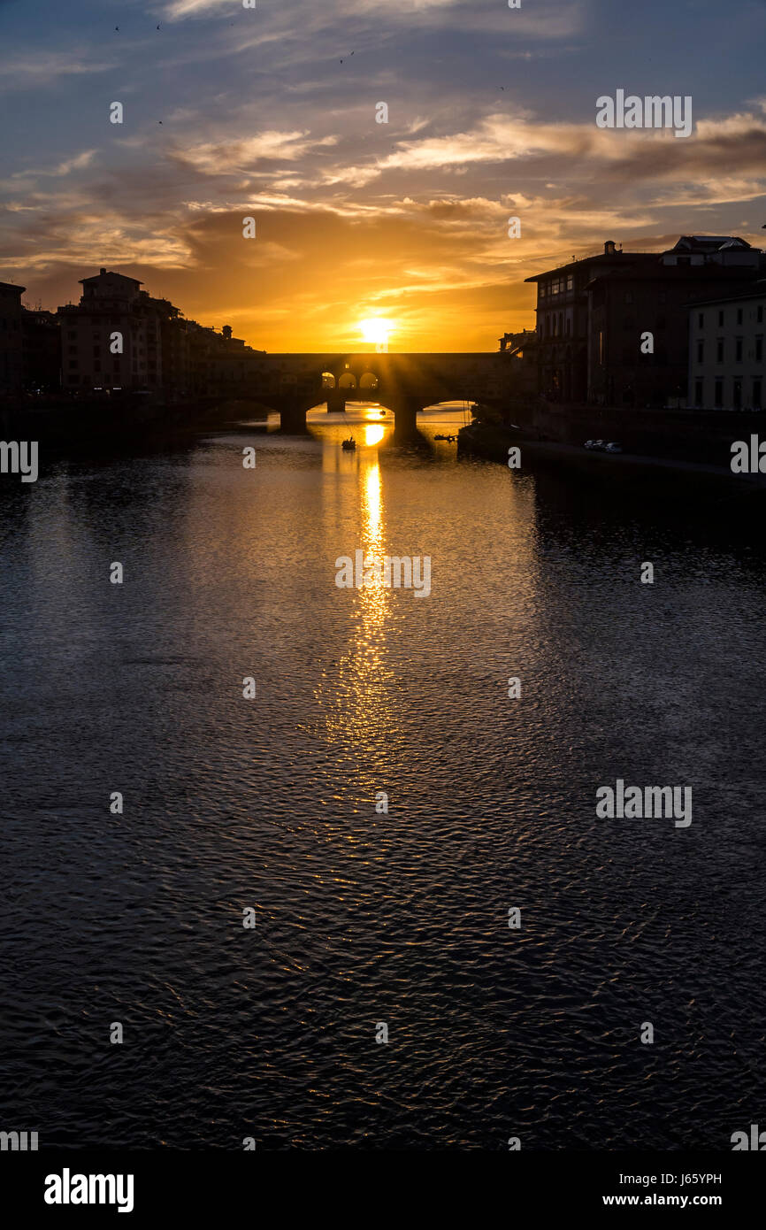 Le Ponte Vecchio au coucher du soleil à Florence, Italie Banque D'Images