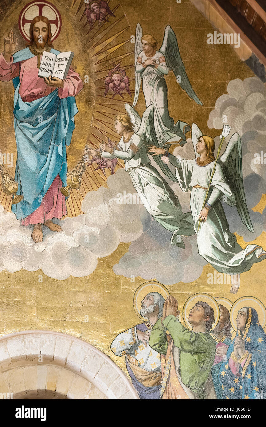 Une mosaïque représentant l'Ascension du Christ, l'Eglise de Saint-André, Kirby Grindalythe, Yorkshire, UK Banque D'Images