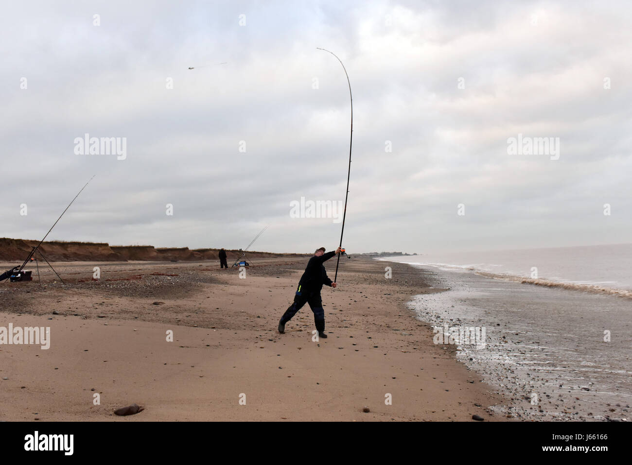 Casting plage pêche dans la mer du Nord Banque D'Images