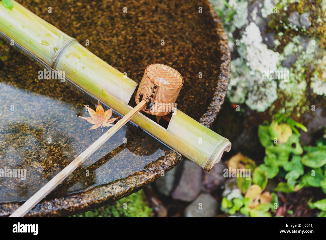 Balancier de purification en bois japonais dans un bassin d'eau ou  chozubachi utilisée pour rincer les mains en japonais, temples, sanctuaires  et jardins Photo Stock - Alamy