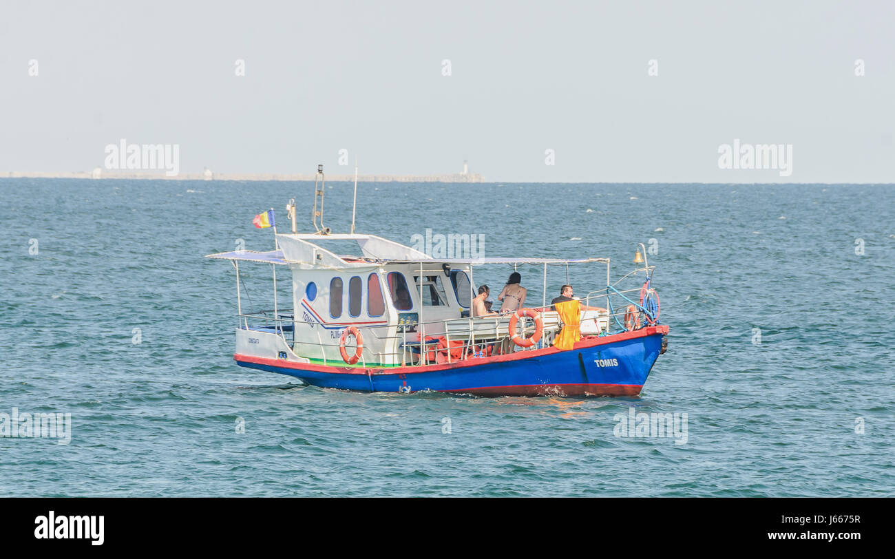 CONSTANTA, Roumanie - 16 septembre 2016 : bateau sur la mer Noire avec les touristes, le bleu de l'eau. Banque D'Images