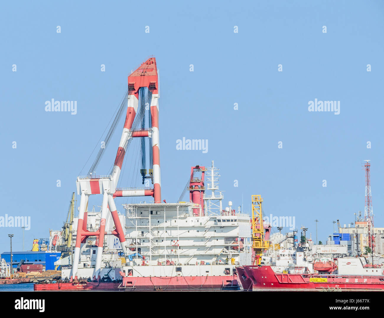 CONSTANTA, Roumanie - 15 septembre 2016 : avec des grues de chantier naval et beaucoup machinerys. Banque D'Images