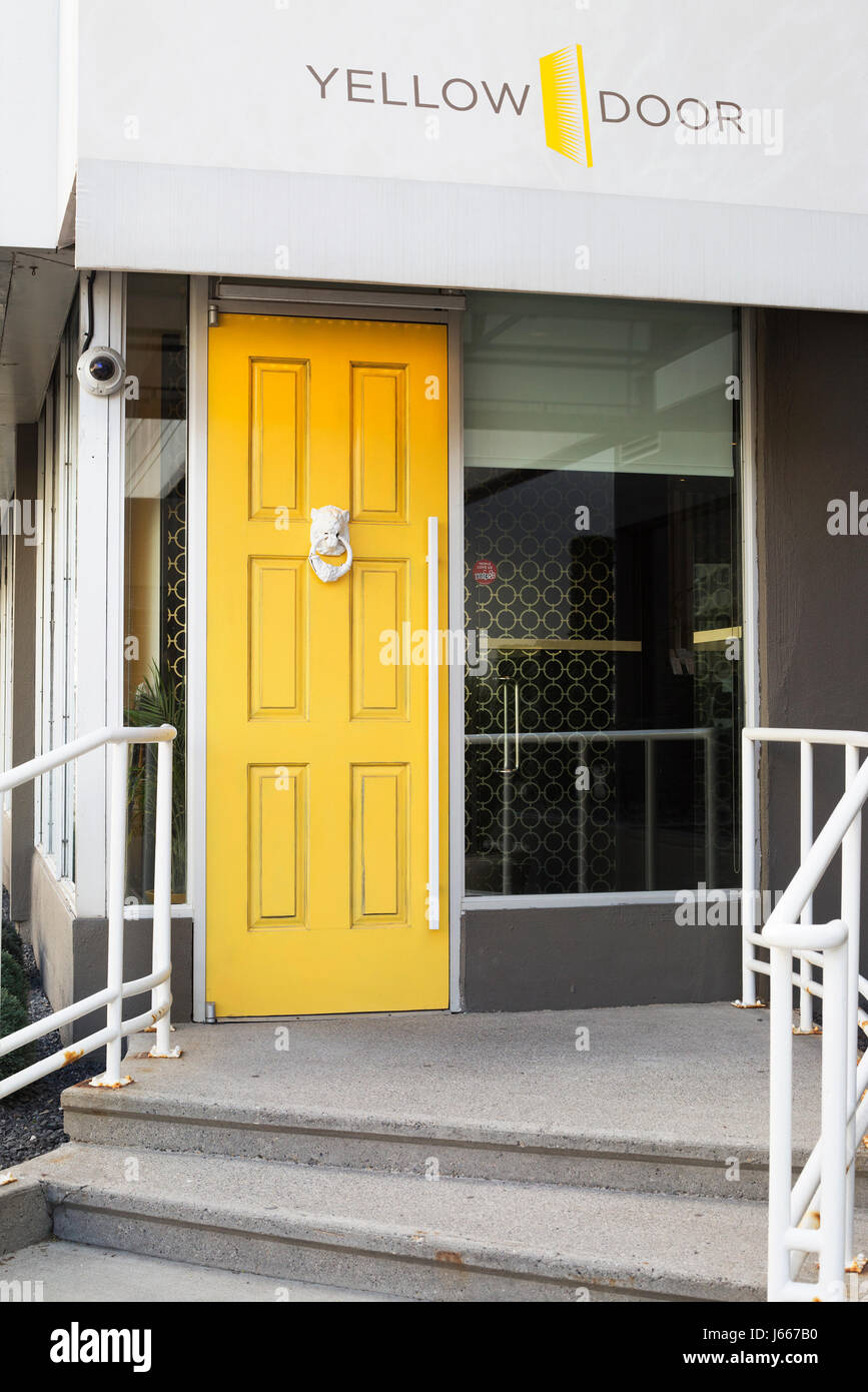Porte jaune Bistro de l'Hôtel Arts Banque D'Images