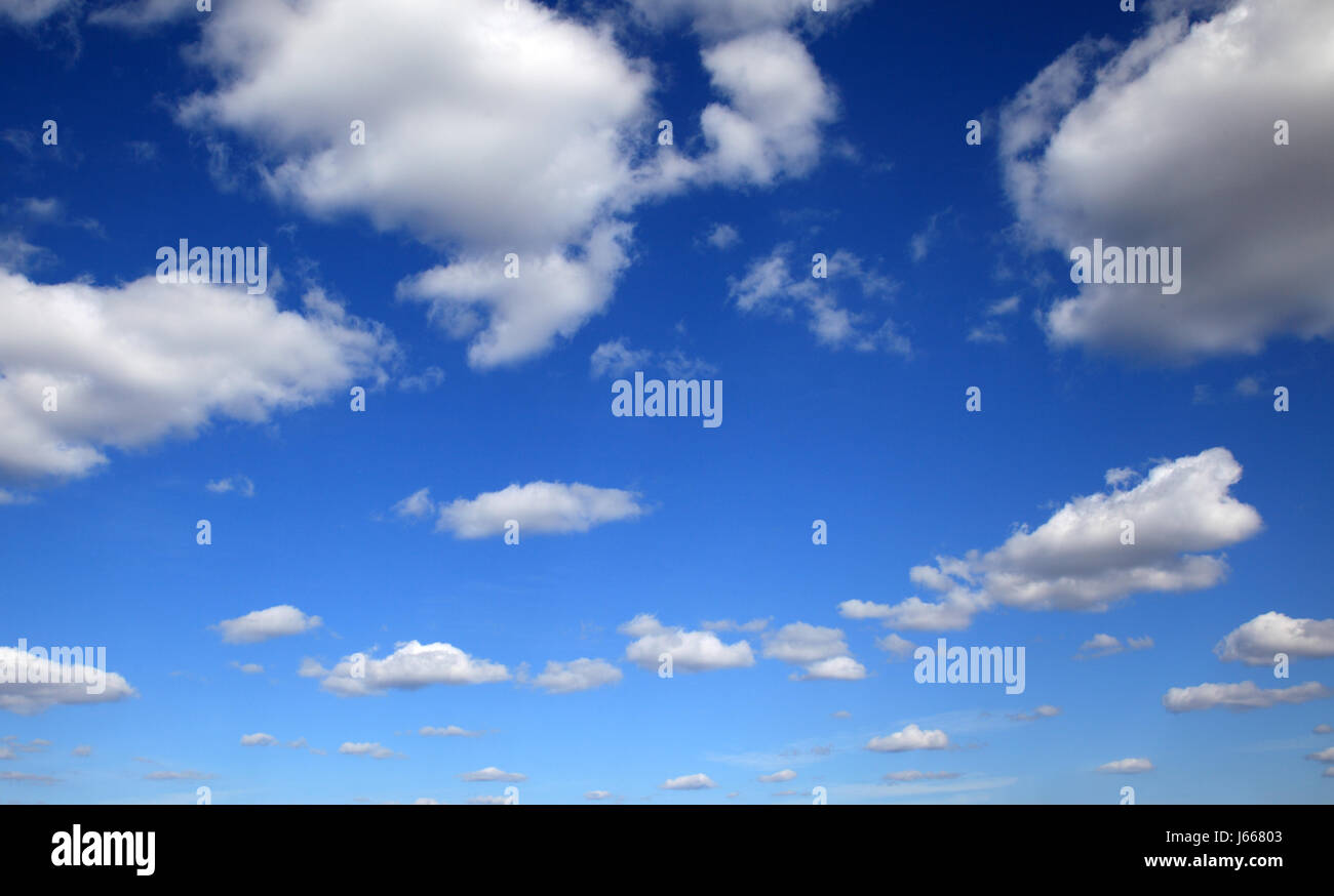 Nuages ciel bleu ciel bleu blanc belle beauteously nice summer Banque D'Images