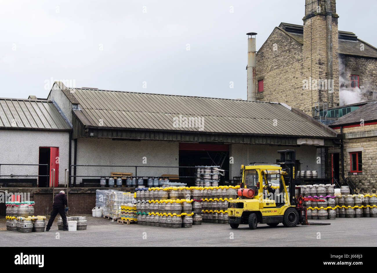 Theakston Brewery avec café en fûts dans la cour à l'extérieur. Masham, Wensleydale, North Yorkshire, Angleterre, Royaume-Uni, Angleterre Banque D'Images