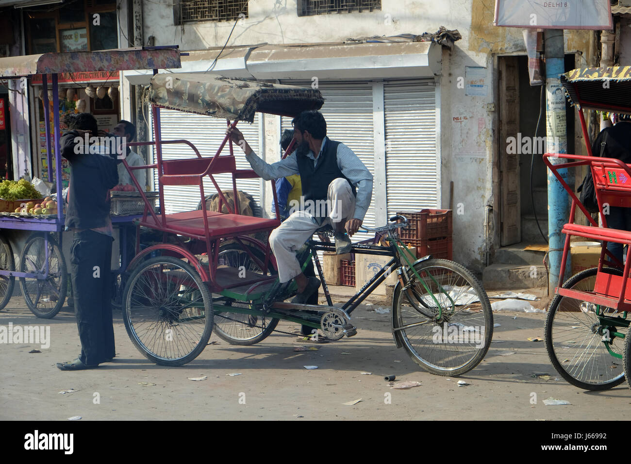 Les conducteurs de pousse-pousse Cycle attendent les clients sur les rues de Delhi, Inde, 13 février 2016. Banque D'Images