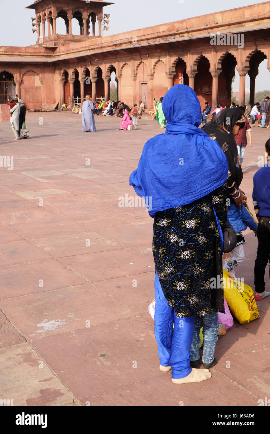 Femme vêtue de vêtements traditionnels à la mosquée Jama Masjid, Février 13, 2016, à Delhi, en Inde. Banque D'Images