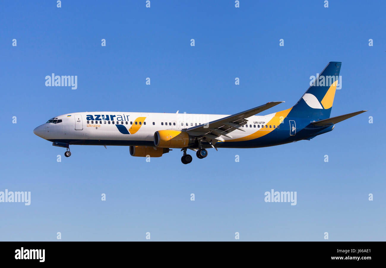 Barcelone, Espagne - 6 mai 2017 : Azur Boeing 737-800 d'Air Ukraine à l'approche de l'aéroport El Prat de Barcelone, Espagne. Banque D'Images