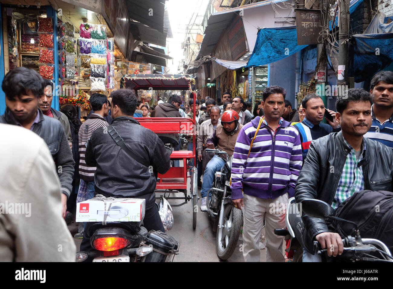 Côté indien bondé street dans la vieille ville de Delhi, Inde, 13 février 2016. Banque D'Images