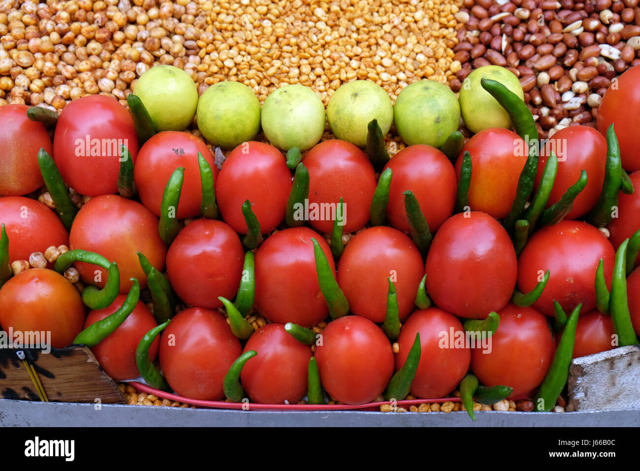 Les tomates et les piments sur le marché à Delhi, Inde, 13 février 2016. Banque D'Images
