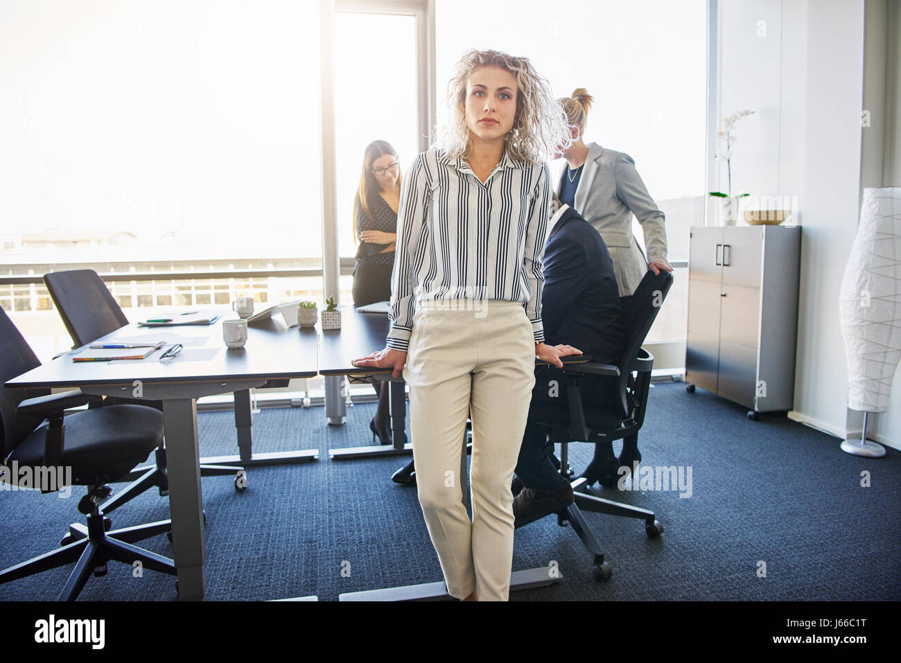 Business Woman standing in front of team, équipe d'entrepreneurs mixte Banque D'Images