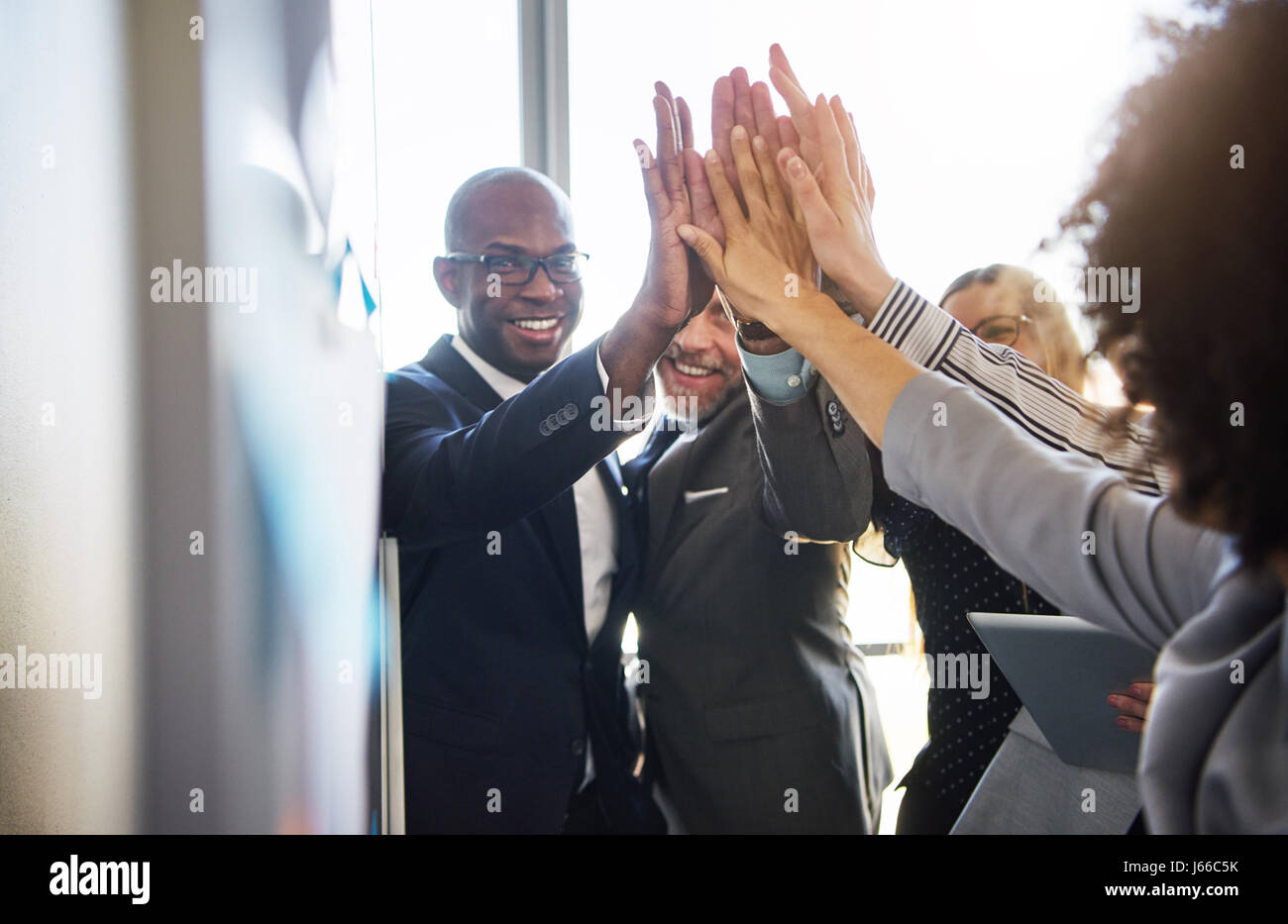 Groupe de gens d'affaires positif à la high five Banque D'Images