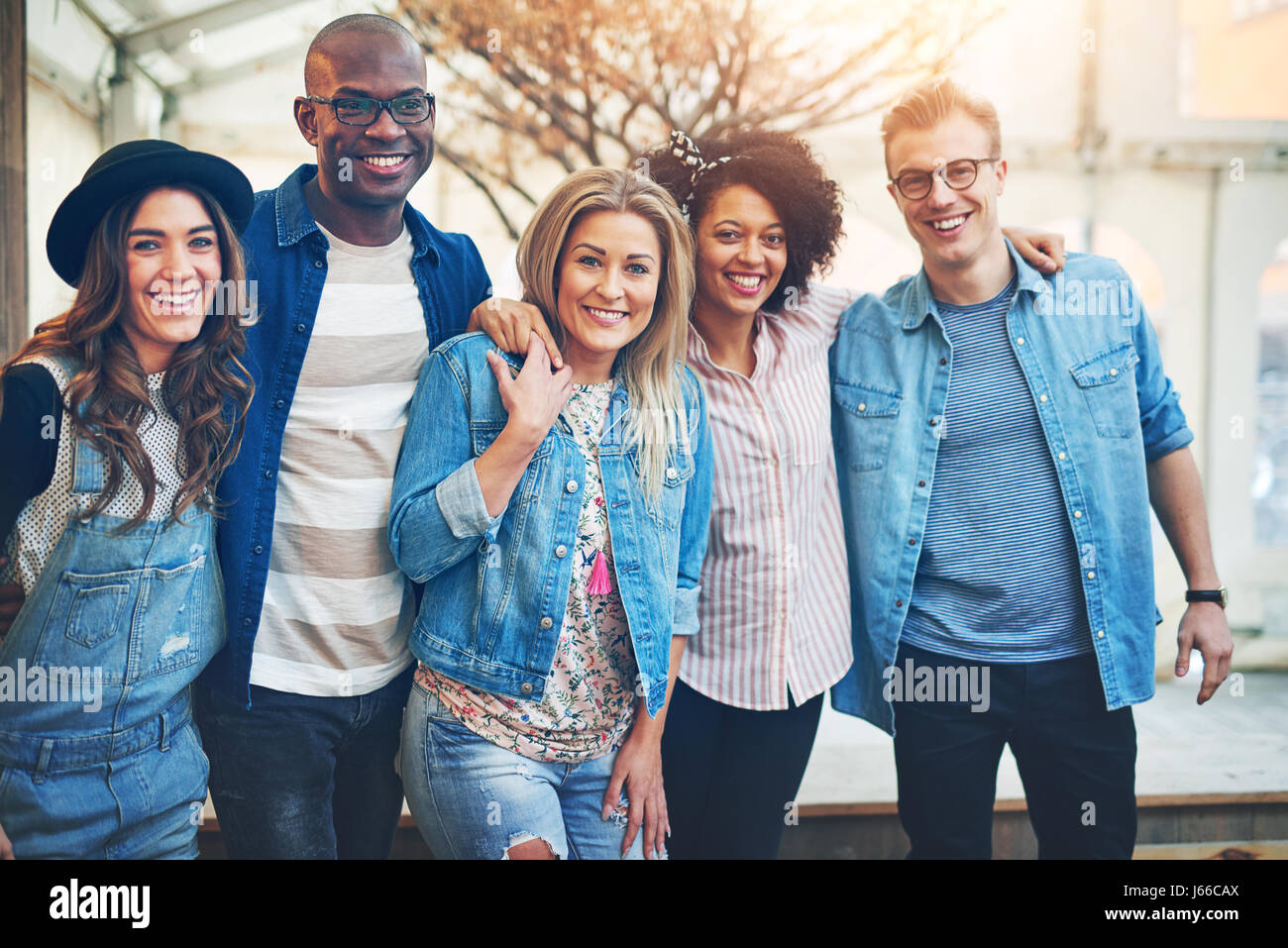 Joyeux groupe d'amis en noir et blanc de Faire place au et passer du temps ensemble. Banque D'Images