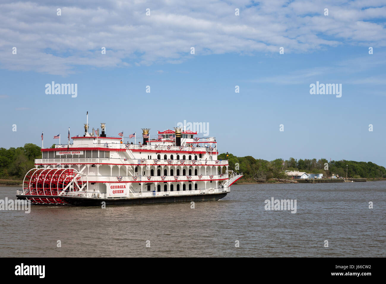 Savannah, GA - Mars 27, 2017 : La Reine de Géorgie est un style années 1800 paddlewheel riverboat et attractions touristiques dans la ville historique de Savannah, Géorgie. Banque D'Images