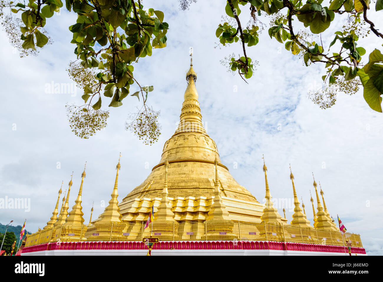 Tachileik Shwedagon est une belle Pagode Dorée de Shwedagon Pagode Paya qui imite, attraction touristique près de la frontière thaïlandaise à Tachileik town Banque D'Images